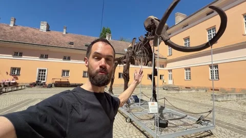 Bearded Man Presenting Famous Mammoth Skeleton Monument in Kikinda Vídeo Stock 334045819