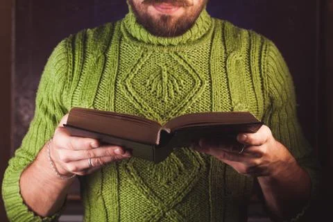 Bearded man reading Foto stock