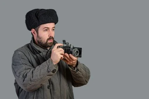 Bearded man with retro camera, studio shott. Old-fashioned clothing style. Co Foto stock