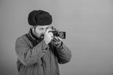 Bearded man with retro camera, studio shott. Old-fashioned clothing style. Co Fotos Stock