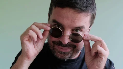 Bearded Man in round Eyeglasses Looking to Camera, ShowThump Up Vídeos de archivo 111575490