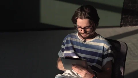 Bearded Man Uses Tablet 動画素材 85904608