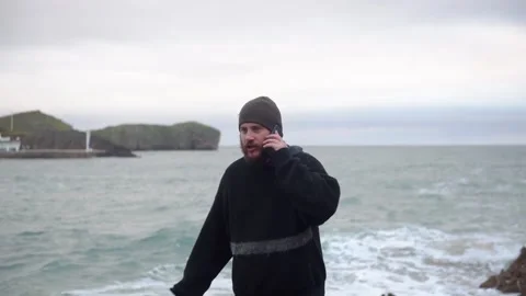 Bearded man using smartphone Stock-Footage 146662761