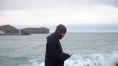 Bearded man using smartphone Stock-Footage 146662963