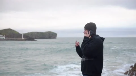 Bearded man using smartphone Stock-Footage 146663054