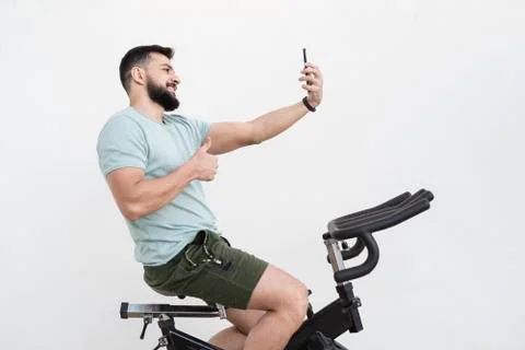Bearded man with white wall background, outdoors shot Foto stock