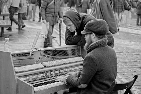 Bearded Piano Player Busking on a Cobbled Street. Foto stock