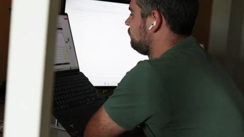 Bearded programmer working remotely from home. 스톡 동영상 305837132