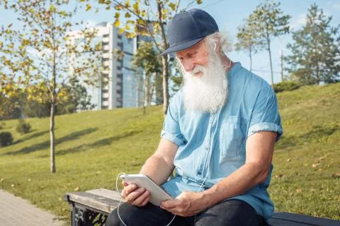Bearded senior man using tablet Foto stock