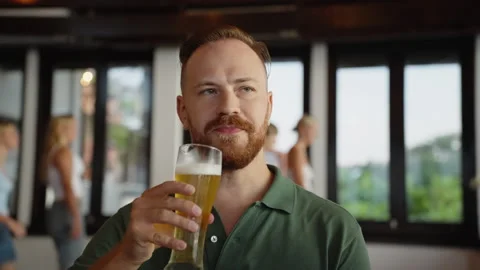 Bearded young man drinking beer with foam in the restaurant bar. Stock Footage 271508955