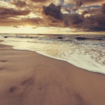 Beatiful sunset with clouds over sea and beach Foto stock