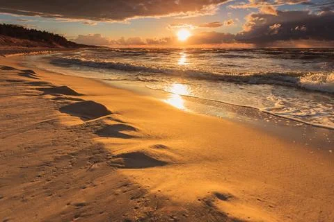 Beatiful sunset with clouds over sea and beach Foto stock