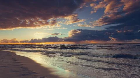 Beatiful sunset with clouds over sea and beach Foto stock