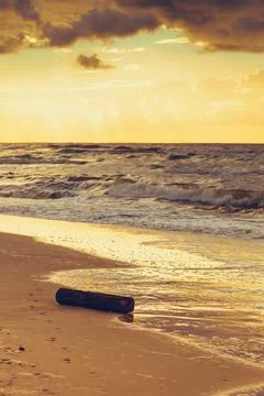 Beatiful sunset with clouds over sea and beach Foto stock