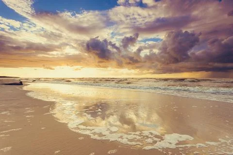Beatiful sunset with clouds over sea and beach Foto stock