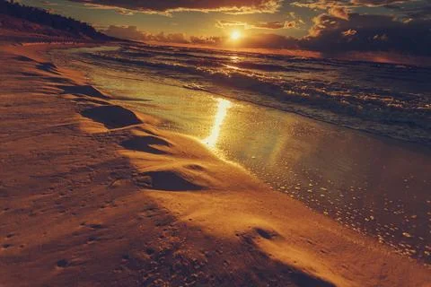 Beatiful sunset with clouds over sea and beach Foto stock