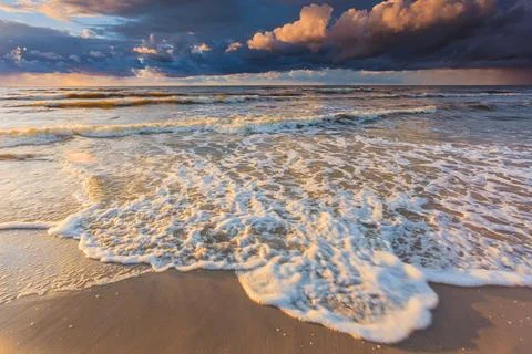 Beatiful sunset with clouds over sea and beach Foto stock