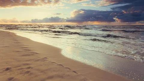 Beatiful sunset with clouds over sea and beach Foto stock