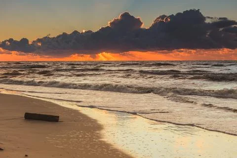Beatiful sunset with clouds over sea and beach Foto stock