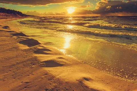 Beatiful sunset with clouds over sea and beach Foto stock
