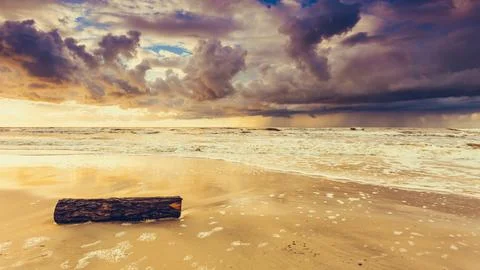 Beatiful sunset with clouds over sea and beach Foto stock
