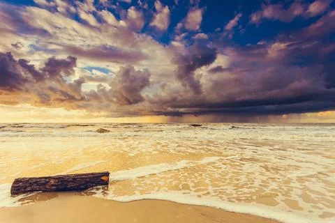 Beatiful sunset with clouds over sea and beach Foto stock