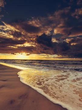Beatiful sunset with clouds over sea and beach Foto stock