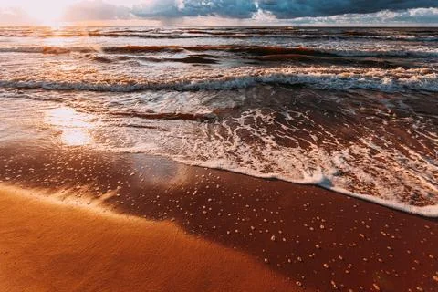 Beatiful sunset with clouds over sea and beach Foto stock
