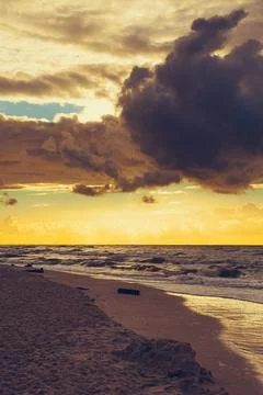 Beatiful sunset with clouds over sea and beach Foto stock