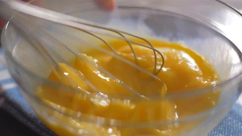 Beating of eggs in a bowl. Slow motion. Vídeo Stock 106473111