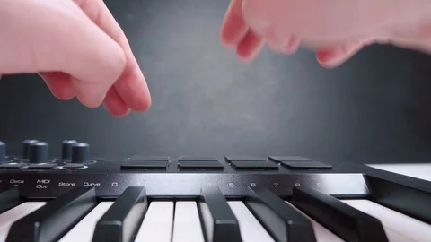 The beatmaker plays the midi keyboard pads. A drum machine. Musician. 4k. 스톡 동영상 89124577