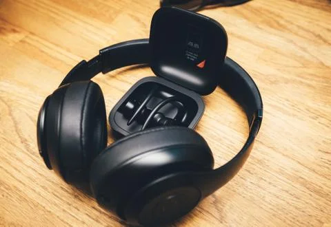 Beats Studio 3 Wireless and Powerbeats Pro Beats on table desk Foto stock