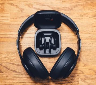 Beats Studio 3 Wireless and Powerbeats Pro Beats on table desk Foto stock