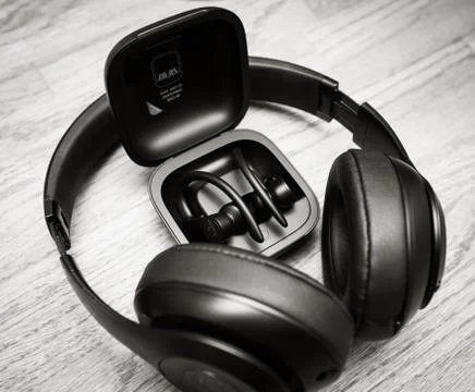 Beats Studio 3 Wireless and Powerbeats Pro Beats on table desk Foto stock
