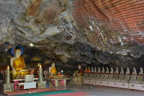Beauiful Buddha statues inside sacred Kaw Ka Thawng Cave in Hpa-An, Myanmar Stock Photos
