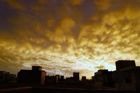 Beauiful view of yellow clouds during sunset in india Foto stock