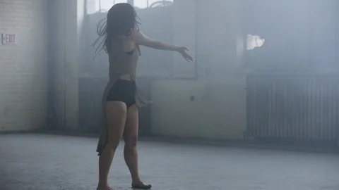 Beautfiul dancer dances, stops abruptly then dances passionately Vídeo Stock 104480408