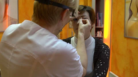 Beautician corrects woman's eyebrows Video stock 62321776