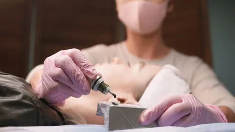 Beautician Doing Permanent Eyebrows Makeup Tattoo On Woman Stockbeeldmateriaal 149007470