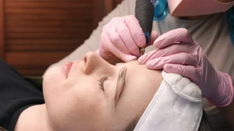 A beautician performs modeling permanent eyebrows makings, Stockbeeldmateriaal 149008457