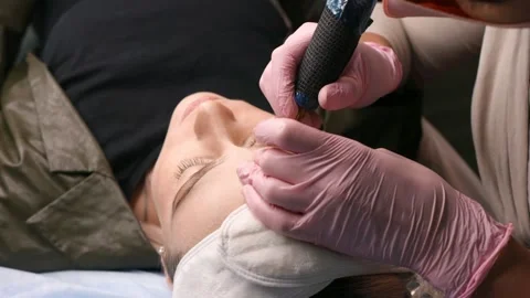 A beautician performs modeling permanent eyebrows makings, Stockbeeldmateriaal 149008493