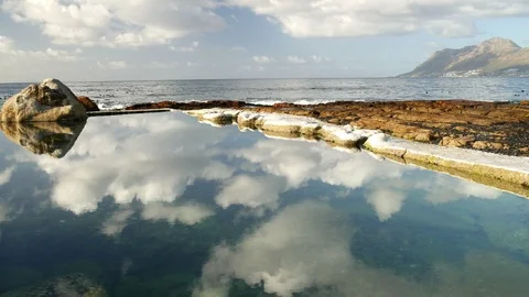 Beautifu pool transforms to polluted landscape Vídeo Stock 113296878