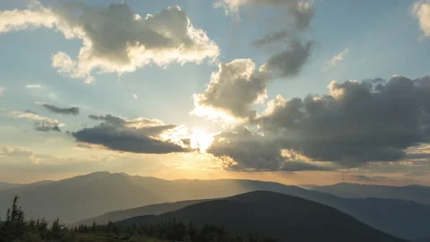 Beautiful 4k time-lapse, sun rays and clouds at sunset in the Carpathian moun Video stock 155894738