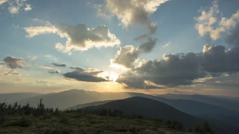 Beautiful 4k time-lapse, sun rays and clouds at sunset in the Carpathian moun 库存影片 155895069