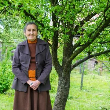 Beautiful 80 plus year old senior woman posing for a portrait in her garden. Foto stock