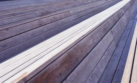 A beautiful abstract contrasting pattern of light and dark wood stripes arran Foto stock