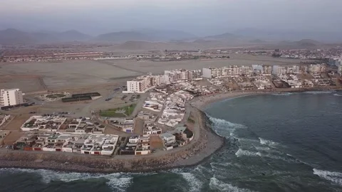 Beautiful aerial drone view moving away from beach houses and condominiums with 库存影片 195993663