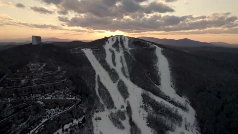 Beautiful aerial pullout at sunset sugar mountain ski resort Stockbeeldmateriaal 170492555