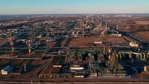 Beautiful aerial view large powerful gas and oil refinery industrial complex Vídeo Stock 133283247