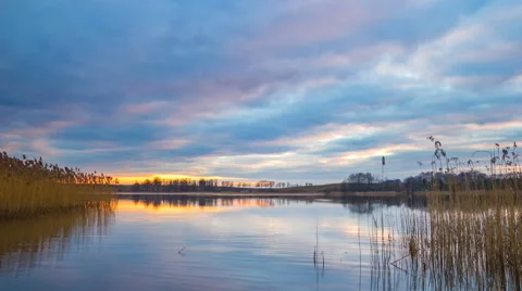 Beautiful after sunset time lapse of lake with sky reflected in water (4k) 스톡 동영상 61284203